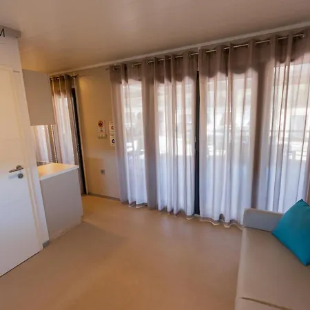 Charming Two-bedroom Mobile Homes Feriehus *