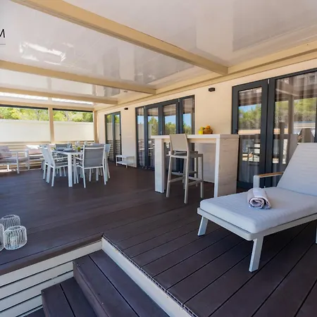 Feriehus Charming Two-bedroom Mobile Homes *