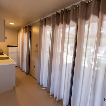 Charming Two-bedroom Mobile Homes Feriehus